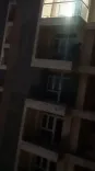 ग्रेटर नोएडा: 14वीं मंजिल की बालकनी से उतरता दिखा विदेशी नागरिक, वायरल वीडियो के बाद AOA ने उठाई दस्तावेज़ जाँच की माँग
