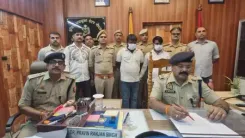 ग्रेटर नोएडा: बंद घरों में चोरी करने वाले दो शातिर चोर गिरफ्तार, लाखों की ज्वैलरी व हथियार बरामद