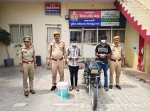 ग्रेटर नोएडा: दादरी पुलिस ने दो चोरों को दबोचा, आभूषण-सिक्के और अवैध चाकू बरामद