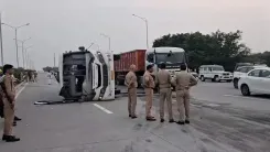ईस्टर्न पेरीफेरल हाईवे पर बस पलटी, 14 कर्मचारी घायल; ग्रेटर नोएडा के मायचा क्षेत्र में हादसा
