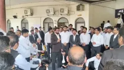 ग्रेटर नोएडा में अधिवक्ता के साथ मारपीट के खिलाफ वकीलों का हंगामा, दोषी पुलिसकर्मियों पर कार्रवाई की मांग