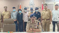 ग्रेटर नोएडा: किराये की गाड़ी से लूट करने वाले संगठित गिरोह के पांच सदस्य गिरफ्तार, 20 मोबाइल और हथियार बरामद