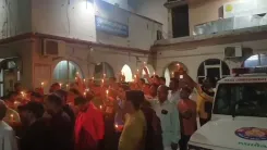 ग्रेटर नोएडा: थार से स्कूटी सवार की मौत, फरार चालक की गिरफ्तारी को लेकर बिसरख थाने पहुँचे सैकड़ों लोग