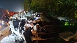 यमुना एक्सप्रेसवे पर ट्रक ने तोड़ी रेलिंग, कार सवार चार लोगों की मौत — जेवर थाना क्षेत्र