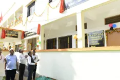 क्या गुजरात के आदिवासी विकास मंत्री ने देवलपाड़ा में 1 करोड़ की लागत से बने हॉस्टल भवन का उद्घाटन किया?