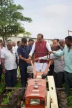 गुजरात में मूंगफली के खेत में शिवराज सिंह ने किसानों से किया सीधा संवाद