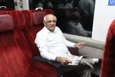 क्या गुजरात के वलसाड में तीन दिवसीय चिंतन शिविर शुरू हुआ? सीएम भूपेंद्र पटेल ने 'वंदे भारत ट्रेन' से यात्रा की