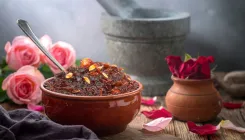 गुलकंद: गुलाब की पंखुड़ियों से बना यह शीतल नुस्खा गर्मी में त्वचा-पेट की समस्याओं से दिलाएगा राहत