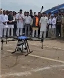 गुना में सिंधिया ने 'नमो ड्रोन दीदी' किरण के साथ उड़ाया ड्रोन, ग्रामीण महिलाओं की तकनीकी दक्षता को सराहा