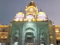 गुरु रामदास जी की जयंति पर सजा हरमंदिर साहिब, दर्शन के लिए पहुंचे लाखों श्रद्धालु