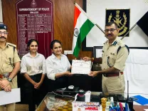 ग्वालियर की जुड़वा बहनों ने मोबाइल स्नैचर को दबोचा, SSP धर्मवीर सिंह यादव ने किया सम्मानित
