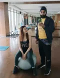 जिम ट्रेनर के साथ हंसी का ठहाका, स्विस बॉल से गिरी सौम्या टंडन