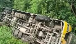 हल्द्वानी: खाई में पलटी स्कूल बस, 12 से ज्यादा बच्चे घायल, चालक पर लापरवाही का आरोप