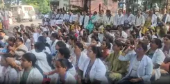 ब्रजेश पाठक के आवास पर एएनएम कर्मचारियों का घेराव, ₹10,000 वेतन पर 22 दिन से जारी है आंदोलन