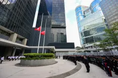 क्या हांगकांग में राष्ट्रीय झंडे को आधा झुकाकर शोक जताया गया?