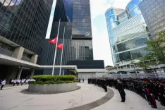 हांगकांग में राष्ट्रीय झंडे को आधा झुकाकर शोक जताया गया