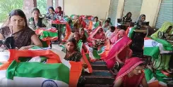 हर घर तिरंगा अभियान: जौनपुर की 300 महिलाओं ने उठाई 5 लाख झंडे बनाने की जिम्मेदारी