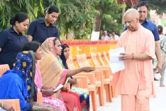 क्या हर जरूरतमंद को कल्याणकारी योजनाओं का लाभ दिला रहे हैं सीएम योगी?