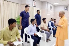 जनता दर्शन में सीएम योगी आदित्यनाथ ने सुनीं पीड़ितों की फरियाद, पुलिस अफसरों को दी कड़ी चेतावनी