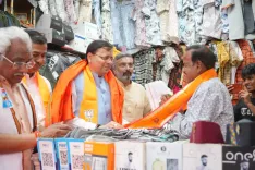 क्या हरिद्वार में सीएम धामी ने धार्मिक अनुष्ठान में हिस्सा लिया और स्थानीय व्यापारियों से मुलाकात की?