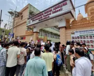 हजारीबाग: श्वेता कुमारी आत्महत्या मामले में आरोपी छात्र व शिक्षिका की गिरफ्तारी की मांग, स्कूल गेट पर धरना
