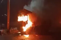 हजारीबाग में सीसीएल परियोजना पर नक्सलियों ने हमला कर 6 गाड़ियां फूंकीं