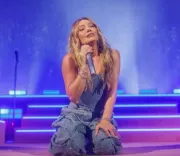 What did Hilary Duff say about her emotional return to the stage after 18 years?