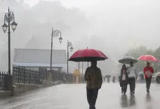 हिमाचल में मानसून का कहर: 6 की मौत, 35 सड़कें बंद, कुल्लू में 86 ट्रांसफार्मर ठप