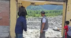 हिमाचल प्रदेश: मनाली में भारी बारिश से जनजीवन प्रभावित, बाढ़ में 4 दुकानें बहीं, लाखों का नुकसान 