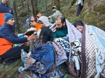 क्या हिमाचल प्रदेश के शिकारी देवी मंदिर में दर्शन के दौरान 9 लोग जंगल में फंस गए?
