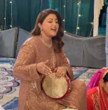 Hina Khan plays tumbaknari at sister's sasural, sings Salman's 'Teri Meri'