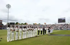 भारत और इंग्लैंड के खिलाड़ियों ने डेविड लॉरेंस को श्रद्धांजलि देने के लिए काली पट्टी बांधी