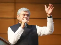 एप्पल भारत में आईफोन से आगे बढ़ाएगा मैन्युफैक्चरिंग, वैष्णव बोले — 10-14 महीनों में 3 भारतीय स्मार्टफोन ब्रांड तैयार