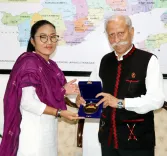 अरुणाचल गवर्नर केटी परनाइक ने ईटानगर मेयर लिखा नारी तदार को 'लैंड ऑफ द राइजिंग सन' मेडलियन से नवाज़ा