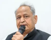 क्या अशोक गहलोत ने राजस्थान विश्वविद्यालय में आरएसएस के कार्यक्रम की कड़ी निंदा की और पुलिस की भूमिका पर सवाल उठाए?