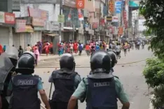 बांग्लादेश में दो यूनिवर्सिटी के छात्रों के बीच हिंसक झड़प, आगजनी और विस्फोट में 50 स्टूडेंट घायल