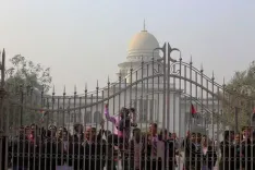 बांग्लादेश: बंगबंधु पुण्यतिथि पर चटगांव में 15 वकील गिरफ्तार, आतंक-रोधी कानून के दुरुपयोग पर मानवाधिकार संगठन का कड़ा विरोध