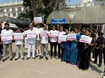 तेलंगाना विधानसभा के बाहर बीआरएस विधायकों का जोरदार प्रदर्शन, फीस प्रतिपूर्ति फंड की मांग