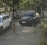 इंदौर में कार की टक्कर से नाबालिग बच्ची गंभीर रूप से घायल, घटना का वीडियो वायरल