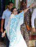 बंगाल चुनाव: ममता बनर्जी ने केंद्रीय बलों पर मतदाताओं को परेशान करने का लगाया आरोप