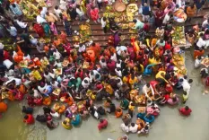 बिहार: छठ व्रतियों ने की खरना पूजा, 36 घंटे का निर्जला व्रत शुरू