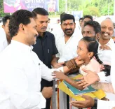 वाईएसआर आरोग्यश्री योजना से बेटी की ब्रेन सर्जरी मुफ्त हुई, दंपती ने जगन मोहन रेड्डी का जताया आभार
