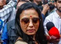 महुआ मोइत्रा को 'वोट चोर' टिप्पणी पर ₹10 करोड़ का कानूनी नोटिस, मुख्य सचिव अग्रवाल ने 24 घंटे में माफी माँगी