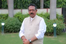 ई-20 विवाद: दिल्ली भाजपा अध्यक्ष हर्ष मल्होत्रा ने केजरीवाल की आईआईटी डिग्री पर उठाए सवाल
