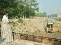 दिल्ली CM रेखा गुप्ता ने मुनक नहर छठ घाटों का निरीक्षण किया, छठ महापर्व से पहले काम पूरा करने के निर्देश