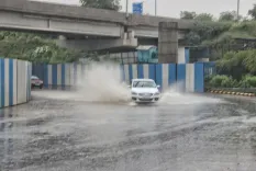 दिल्ली आंधी-बारिश: IGIA पर 9 उड़ानें डायवर्ट, 400 से अधिक फ्लाइट्स लेट; रेड अलर्ट जारी