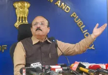 दिल्ली शिक्षा मंत्री आशीष सूद का निर्देश: सरकारी स्कूलों में डिजिटल इंफ्रास्ट्रक्चर और 'निपुण' प्रमाणन पर जोर