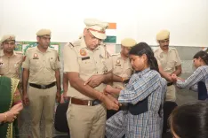 दिल्ली पुलिस का 'रक्षा का वचन' अभियान: रक्षाबंधन पर सरकारी स्कूलों में छात्राओं संग विश्वास का बंधन