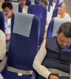 फडणवीस और उद्धव ठाकरे एक ही फ्लाइट में मुंबई से नागपुर, 'ऑपरेशन टाइगर' के बीच सौहार्दपूर्ण मुलाकात