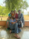धनुष ने शेयर की माँ और बहनों के साथ फैमिली फोटो, लिखा — 'मेरा आशीर्वाद'